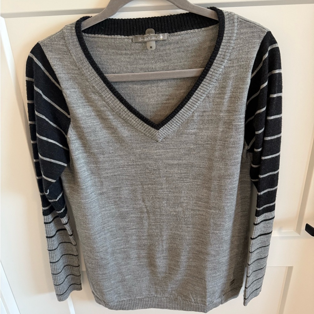 Smartwool Women’s Medium 100% Merino Wool V Neck Sweater Gray Striped Sleeve M
